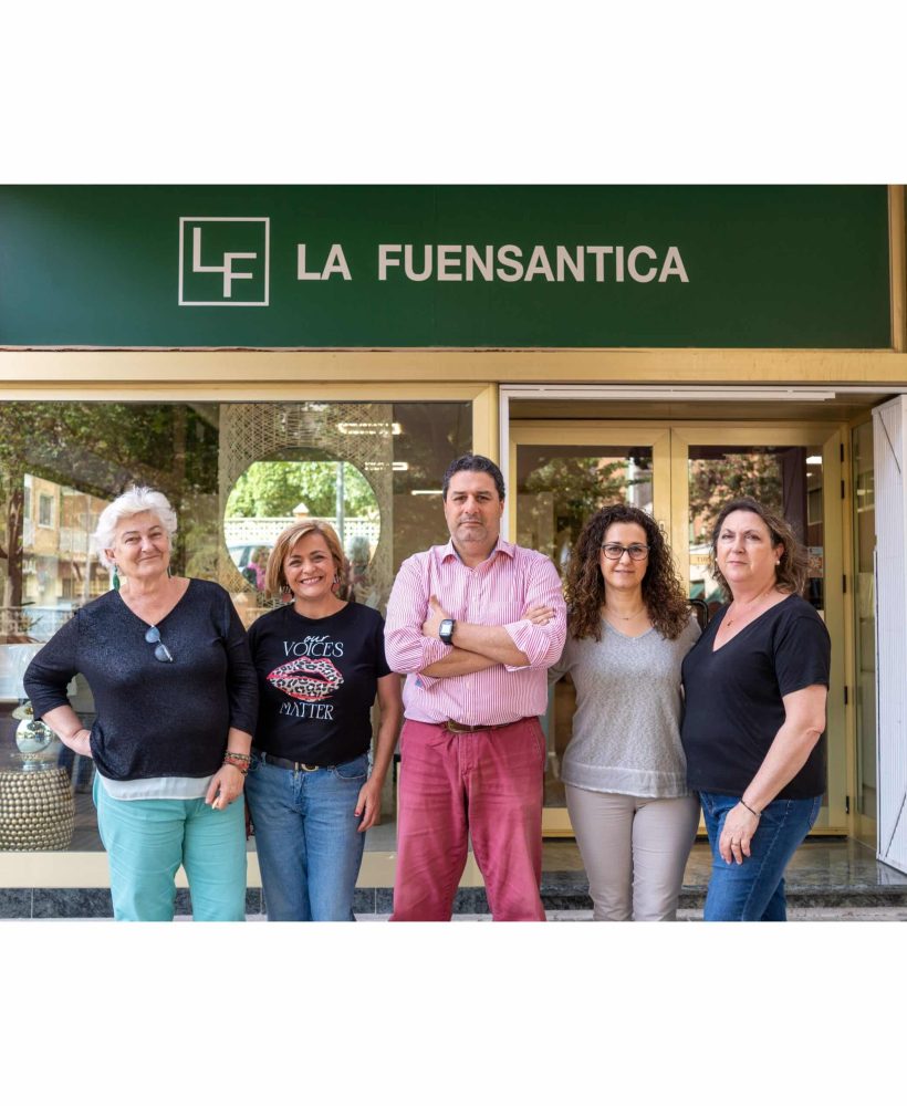 Equipo al completo en la puerta de la tienda